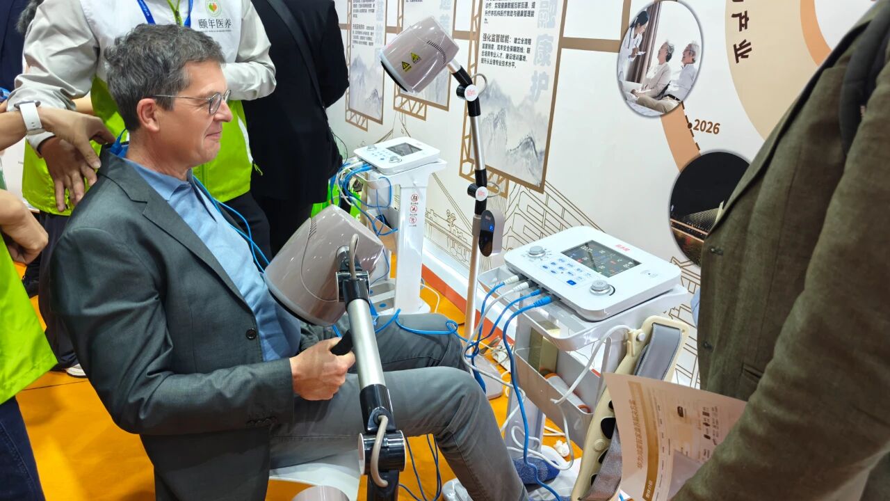 丽亦健低中频综合治疗仪闪耀亮相第十一届中国国际老龄产业博览会！